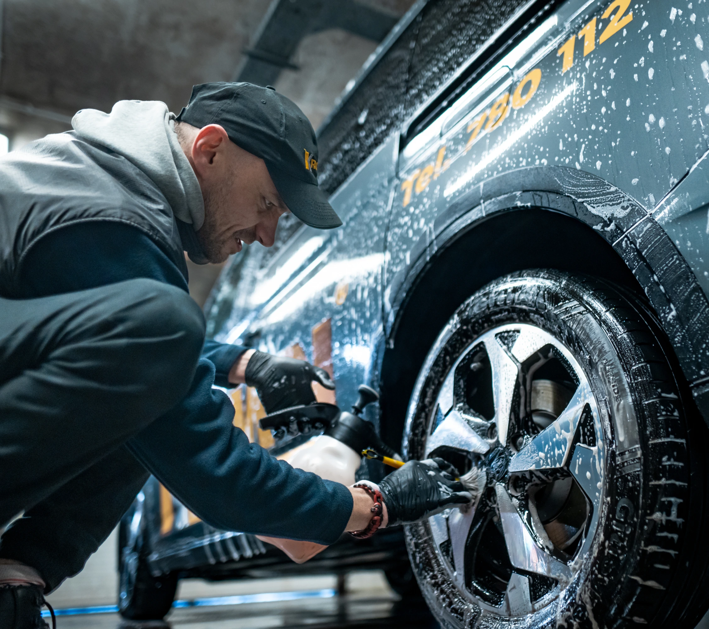 Mężczyzna myjący flegę za pomocą pędzelka