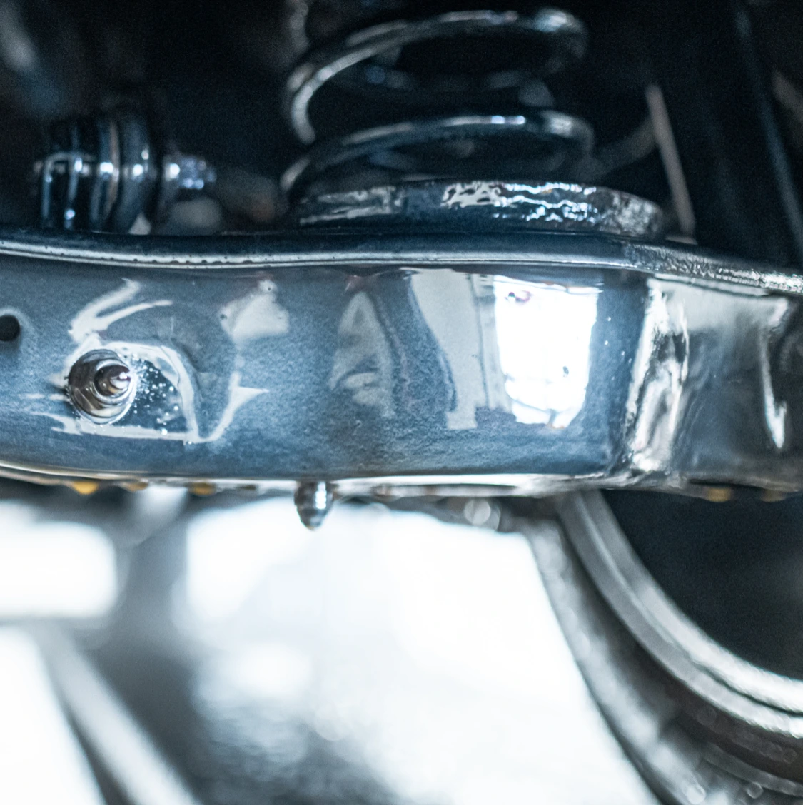 Błyszczący element podwozia samochodu